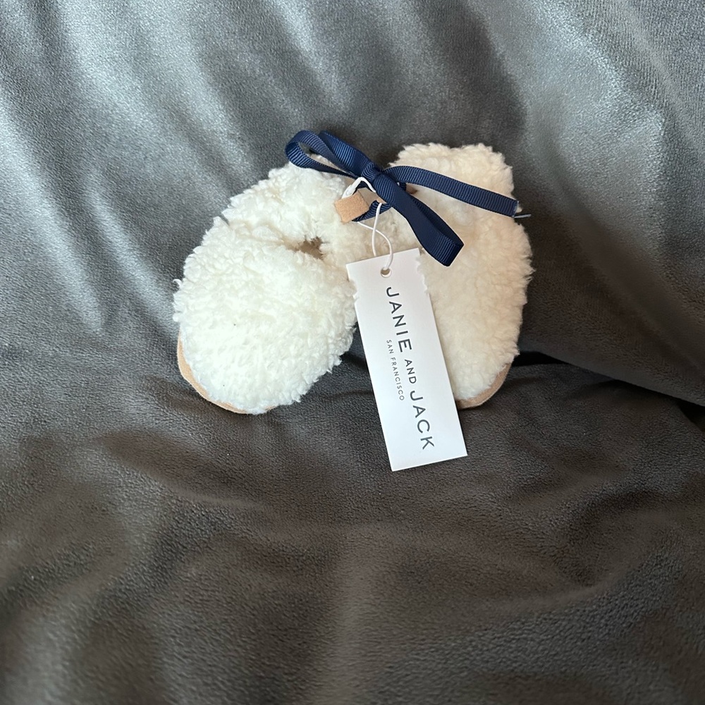 JANIE AND JACK BABY SHERPA CRIB SHOE
6-12 Months
